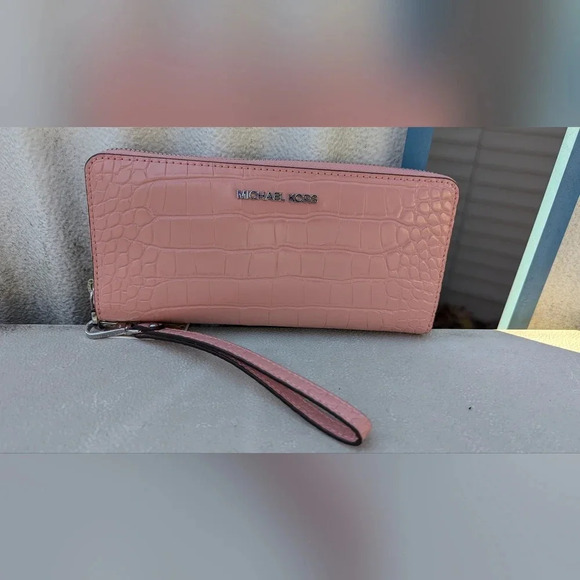NWT Michael Kors Jet Set Travel Large Continental Wallet Embossed Primrose Pink - Picture 1 of 13